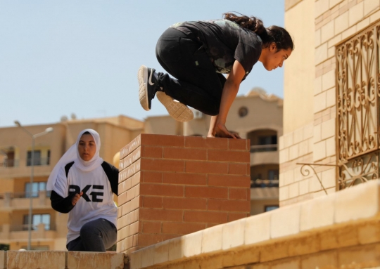 Aksi wanita-wanita parkour di Mesir