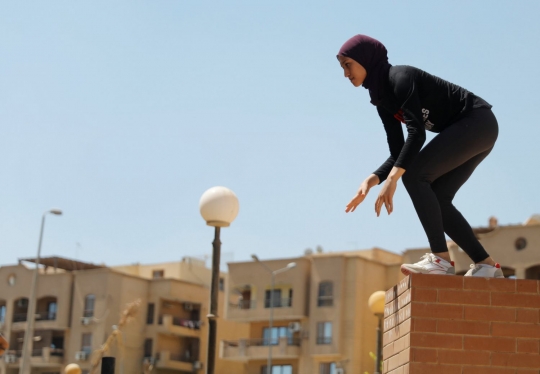 Aksi wanita-wanita parkour di Mesir
