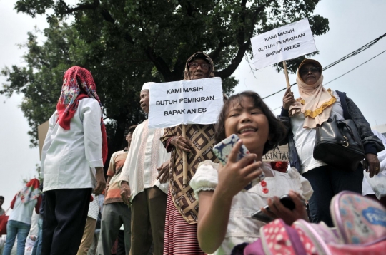 Massa geruduk Balai Kota tuntut Anies tetap jadi Gubernur DKI
