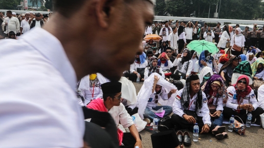 Demo di Gedung DPR-MPR, guru honorer K2 berdoa minta jadi PNS