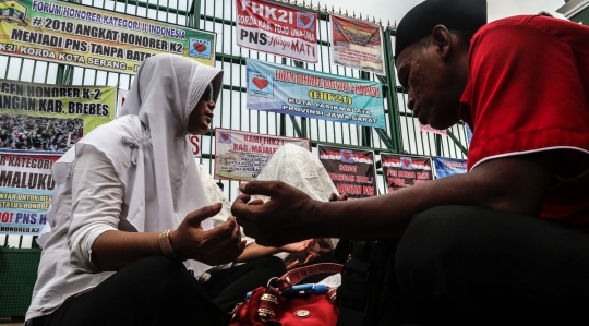 Demo di Gedung DPR-MPR, guru honorer K2 berdoa minta jadi PNS