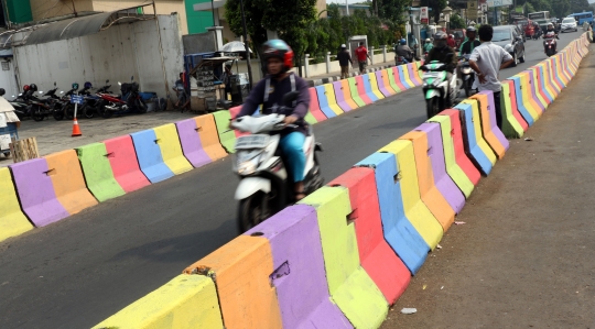 Warna-warni pemisah jalan di kawasan Pasar Minggu