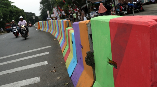 Warna-warni pemisah jalan di kawasan Pasar Minggu