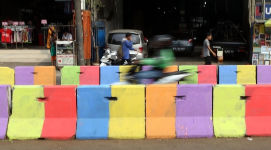 Warna-warni pemisah jalan di kawasan Pasar Minggu