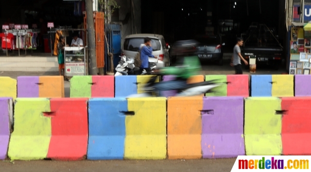 Foto Warna  warni pemisah jalan  di kawasan Pasar Minggu 