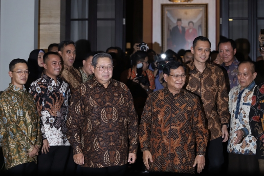 Keakraban SBY dan Prabowo usai bertemu di Mega Kuningan