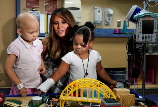 Gaya Melania Trump sayangi pasien-pasien anak di rumah sakit