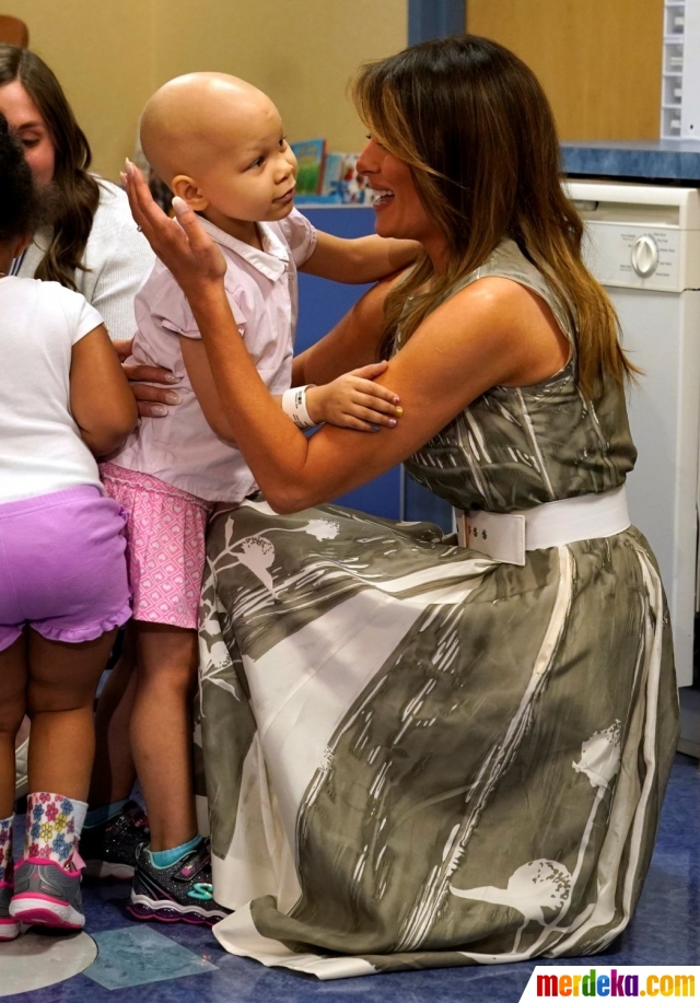 Foto : Gaya Melania Trump sayangi pasien-pasien anak di 