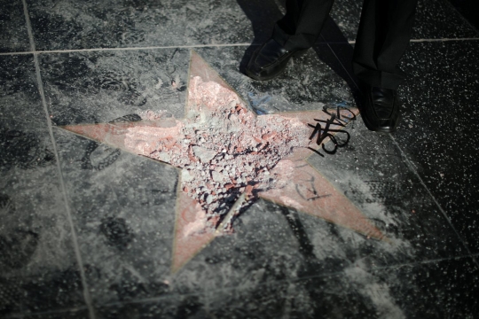 Pria berkapak rusak Bintang Trump di Hollywood Walk of Fame