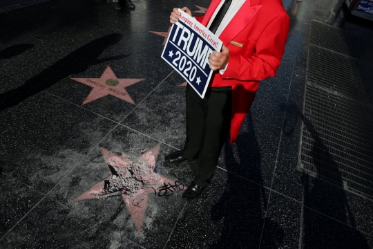 Pria berkapak rusak Bintang Trump di Hollywood Walk of Fame