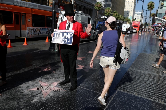 Pria berkapak rusak Bintang Trump di Hollywood Walk of Fame