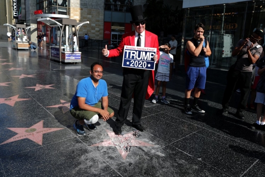 Pria berkapak rusak Bintang Trump di Hollywood Walk of Fame