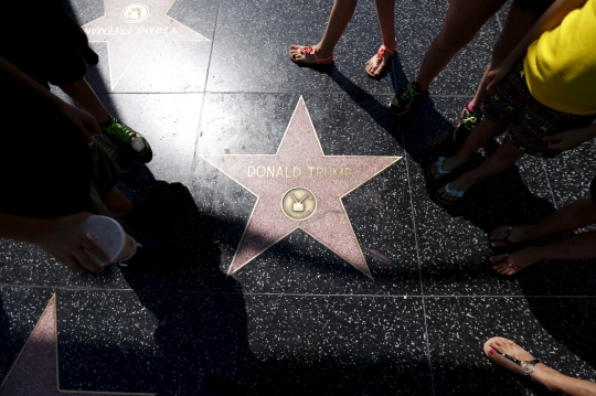 Pria berkapak rusak Bintang Trump di Hollywood Walk of Fame