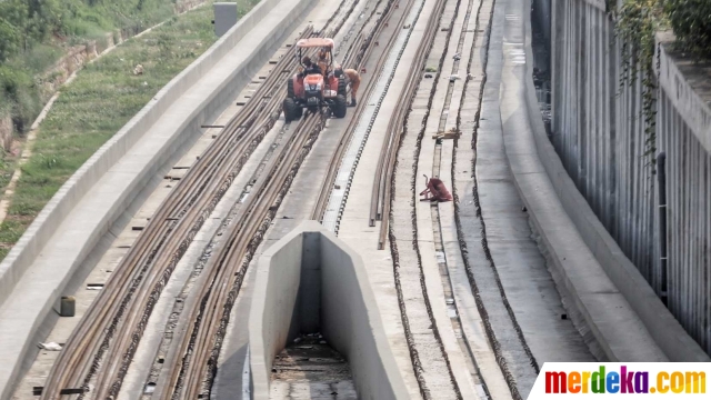 Pembangunan proyek kereta api ringan (light rail transit/LRT) Jakarta telah rampung sekitar 85 persen dan akan diusahakan selesai sesuai target.