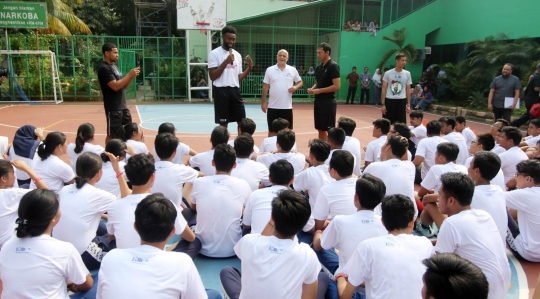 Aksi pemain NBA Jaylen Brown main basket dengan anak-anak
