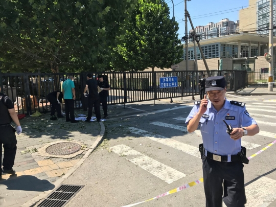 Polisi selidiki serpihan ledakan di luar Kedubes AS di China