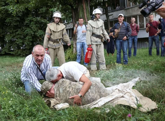 Protes pemecatan, mantan tentara Ukraina ini nekat bakar diri