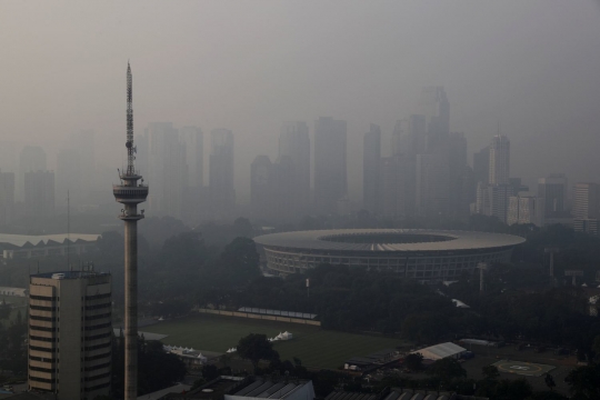 Jelang Asian Games, kabut polusi selimuti Senayan