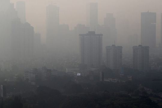 Jelang Asian Games, kabut polusi selimuti Senayan