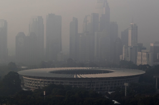 Jelang Asian Games, kabut polusi selimuti Senayan