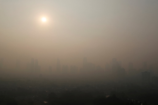 Jelang Asian Games, kabut polusi selimuti Senayan