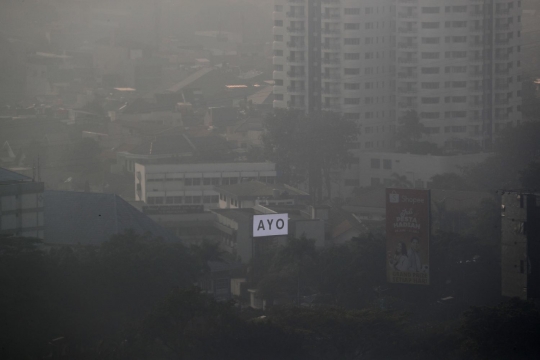 Jelang Asian Games, kabut polusi selimuti Senayan