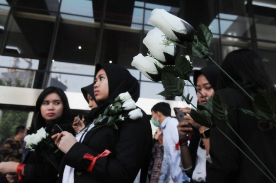 Sambut Novel Baswedan, wanita-wanita cantik bawa mawar putih ke KPK