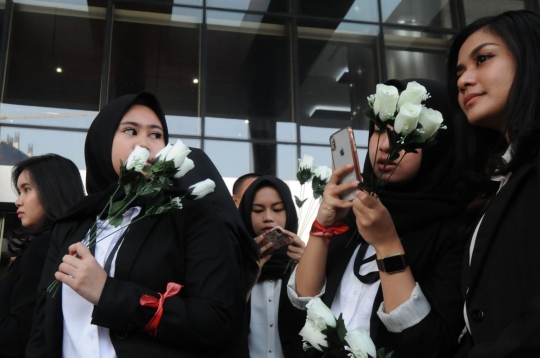 Sambut Novel Baswedan, wanita-wanita cantik bawa mawar putih ke KPK