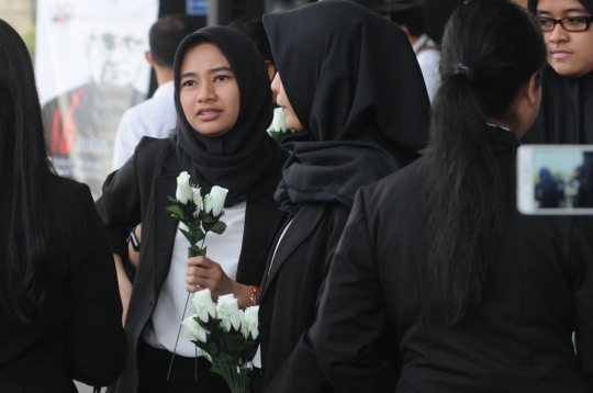 Sambut Novel Baswedan, wanita-wanita cantik bawa mawar putih ke KPK