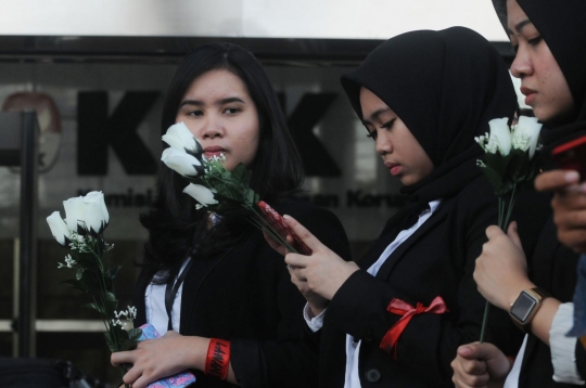 Sambut Novel Baswedan, wanita-wanita cantik bawa mawar putih ke KPK