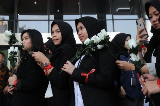 Sambut Novel Baswedan, wanita-wanita cantik bawa mawar putih ke KPK