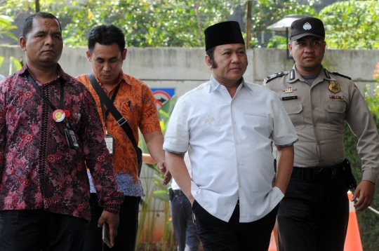 Gaya santai Bupati Lampung Selatan Zainudin Hasan saat akan diperiksa pasca OTT
