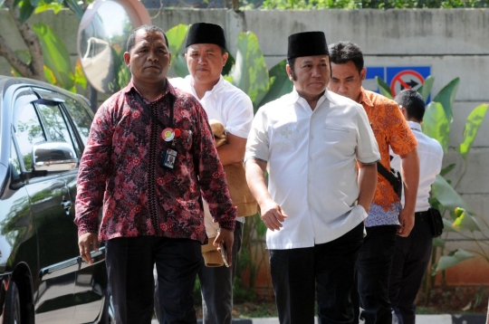 Gaya santai Bupati Lampung Selatan Zainudin Hasan saat akan diperiksa pasca OTT