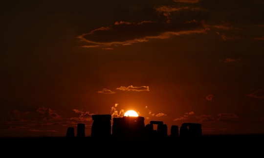 Memandangi keindahan sunset di balik Stonehenge