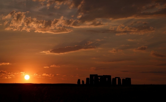 Memandangi keindahan sunset di balik Stonehenge