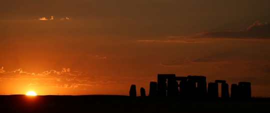 Memandangi keindahan sunset di balik Stonehenge