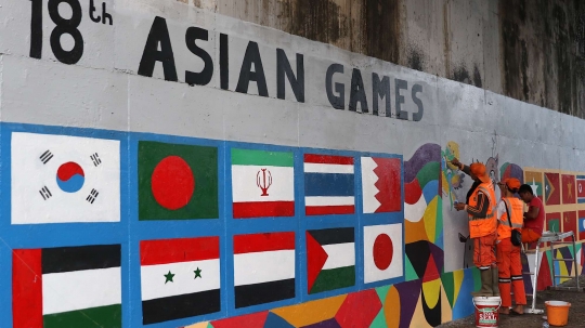 Pasukan oranye hiasi kolong flyover UI dengan mural Asian Games