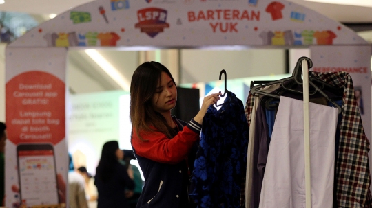 Berburu produk fashion dalam pameran berkonsep barter