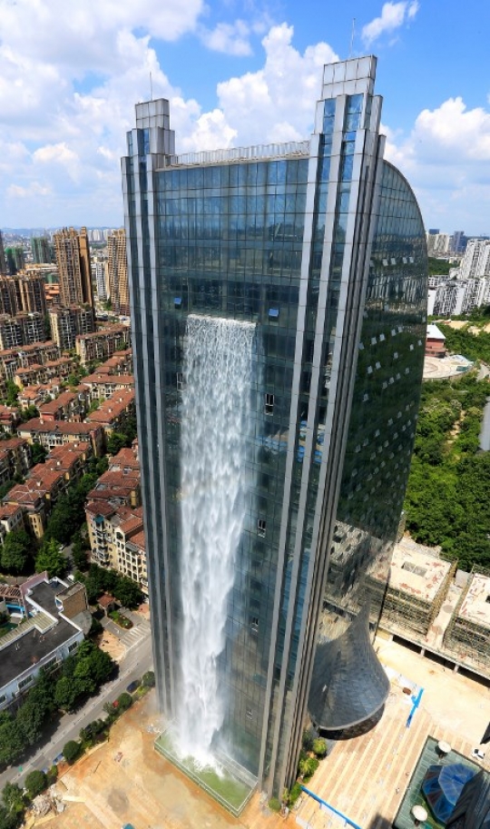 Penampakan air terjun yang menempel di gedung pencakar langit
