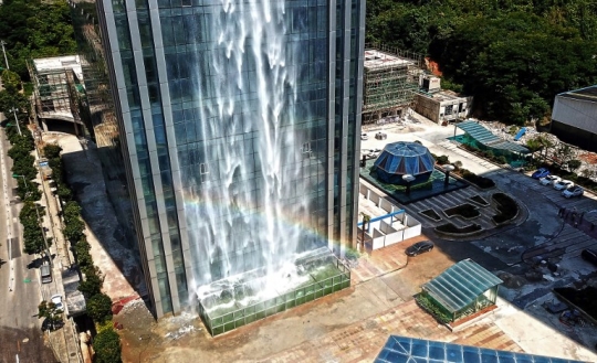 Penampakan air terjun yang menempel di gedung pencakar langit