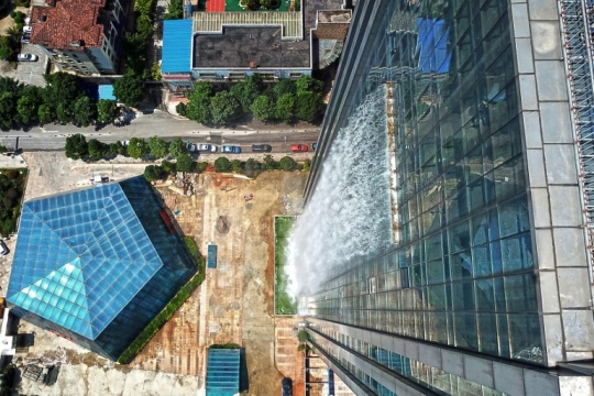 Penampakan air terjun yang menempel di gedung pencakar langit