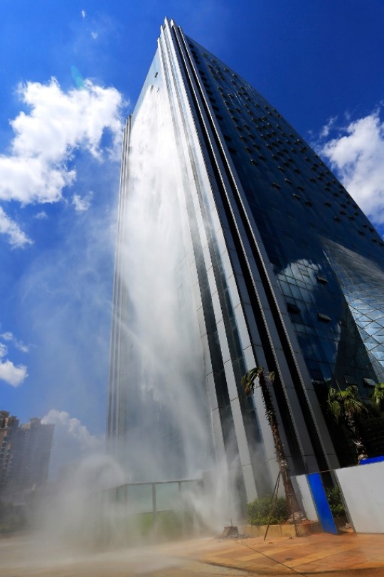 Penampakan air terjun yang menempel di gedung pencakar langit