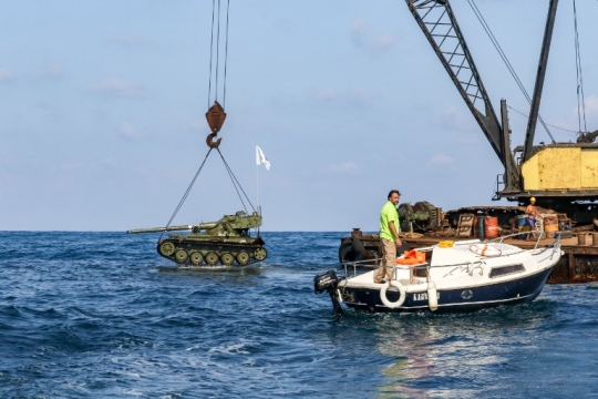 Ciptakan habitat baru, Lebanon ceburkan kendaraan tempur ke dalam laut