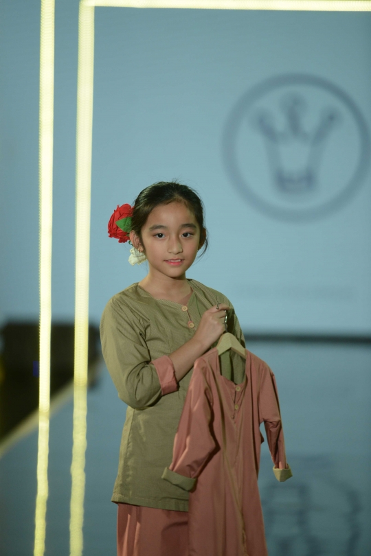 Gaya model anak-anak bawakan busana Three little ahmads di JMFW 2018