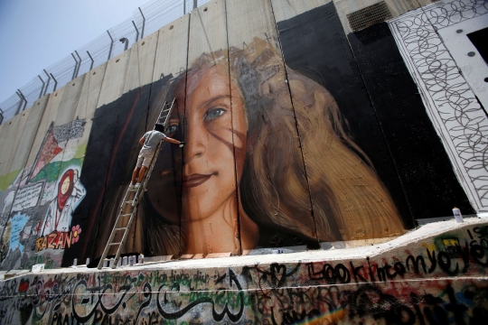 Wajah gadis penampar tentara Zionis hiasi tembok pemisah Israel