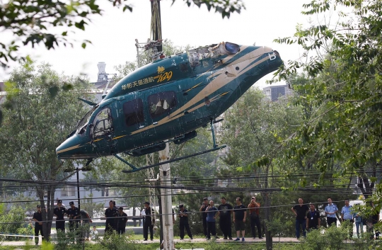 Begini evakuasi helikopter yang jatuh di Beijing