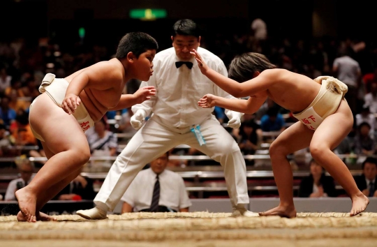 Aksi pesumo anak-anak dalam kejuaraan sumo Wanpaku di Jepang