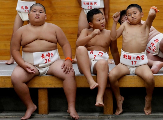 Aksi pesumo anak-anak dalam kejuaraan sumo Wanpaku di Jepang