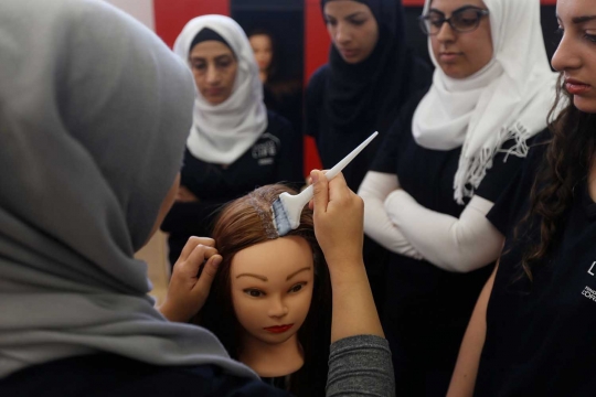 Pengungsi Suriah membangun harapan dengan belajar salon di Lebanon
