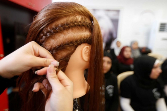 Pengungsi Suriah membangun harapan dengan belajar salon di Lebanon